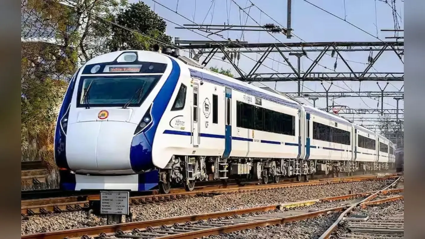 ओडिशा ट्रेन हादसे के 51 घंटे बाद ट्रैक से गुजरी हावड़ा-पुरी वंदे भारत एक्सप्रेस, रफ्तार रही धीमी