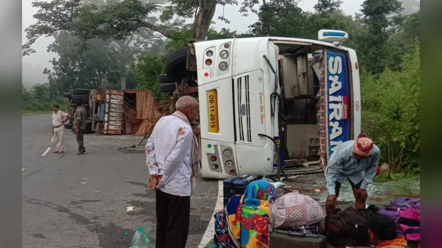 कुहासे के कारण हजारीबाग के हरहद घाटी में हादसा, बस और ट्रक की टक्कर में 4 लोगों की मौत, 35 घायल