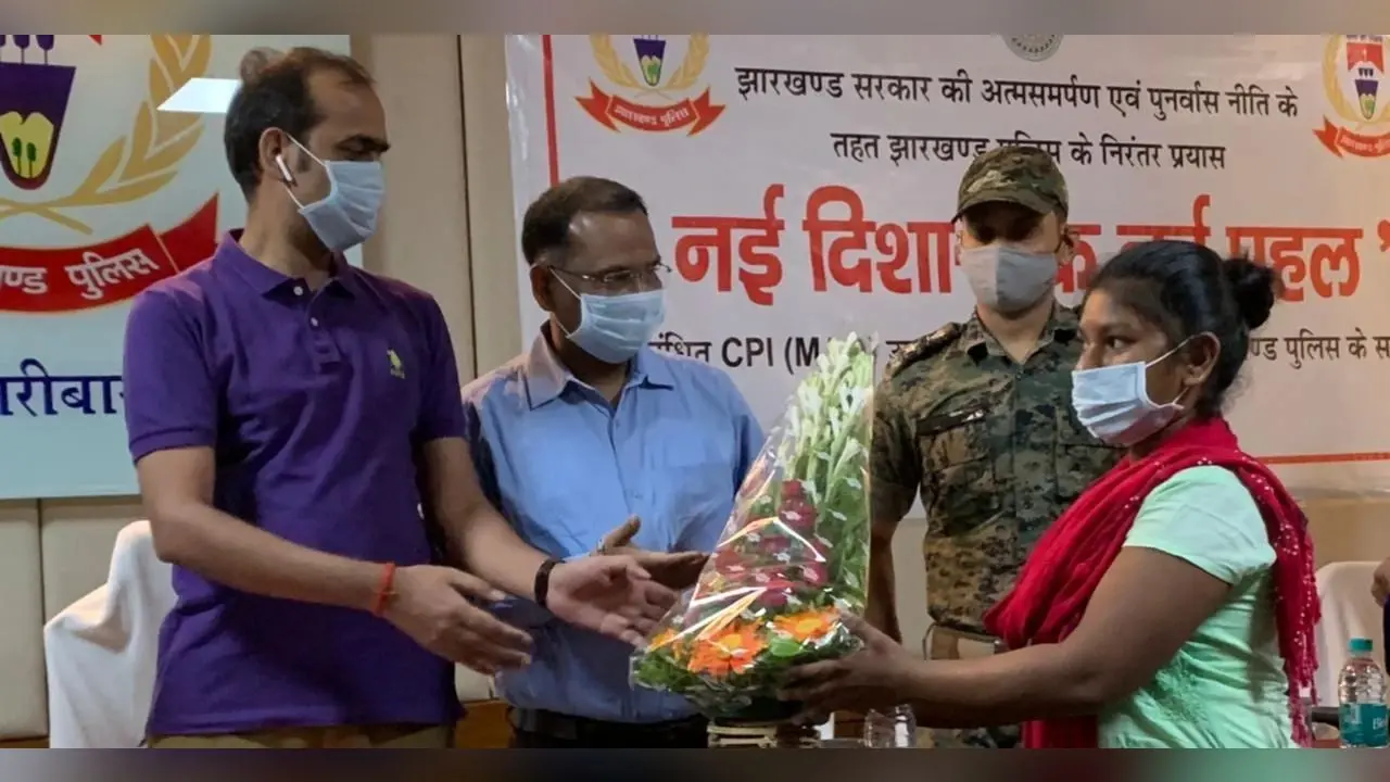 Jharkhand Naxal News : 1 लाख की इनामी महिला माओवादी समेत तीन नक्सलियों ने किया सरेंडर, मिलेंगी ये सविधाएं