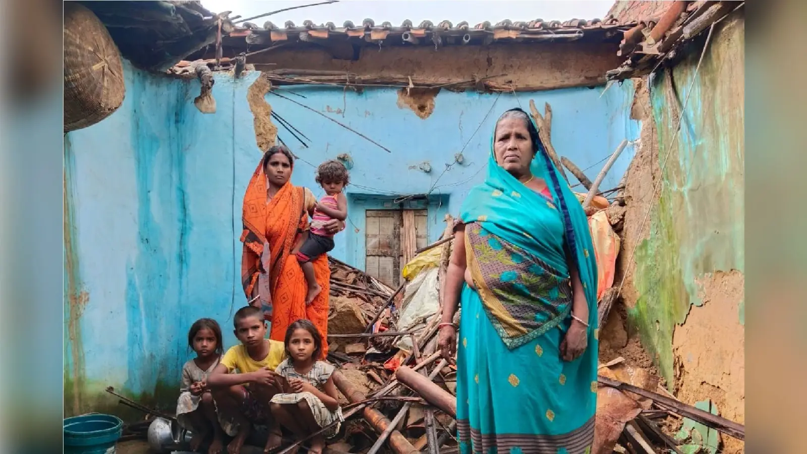 हजारीबाग के इचाक में खपरैल की छत धंसने से मलवे में चार मासूम बच्चों समेत 5 लोग दबे