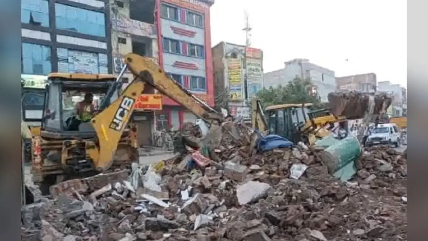 दिल्ली: भजनपुरा में अवैध दरगाह पर चला प्रशासन का बुलडोजर, मंदिर को भी हटाया गया