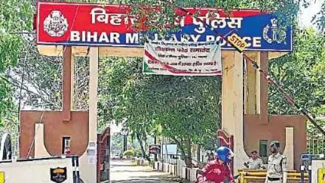 बिहार : चिलचिलाती धूप में भूखे खड़े जवान, पेड़ के नीचे स्वास्थ्य विभाग की टीम, ऐसे चल रही थी जांच