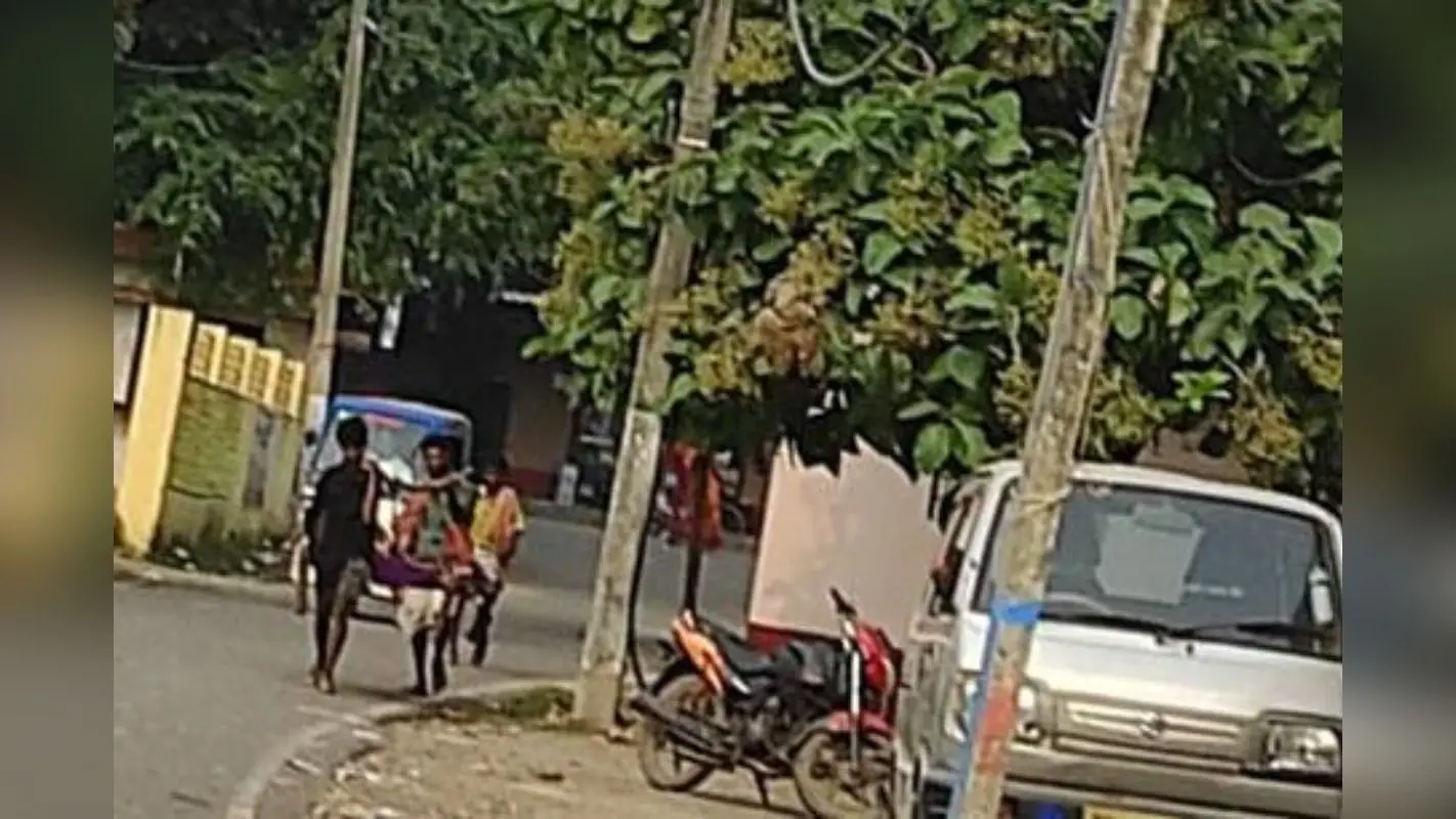 झारखंड में खाट पर ‘हेल्थ सिस्टम’, आदिम जनजाति बीमार महिला को पांच किलोमीटर पैदल चलकर ऐसे पहुंचाया अस्पताल