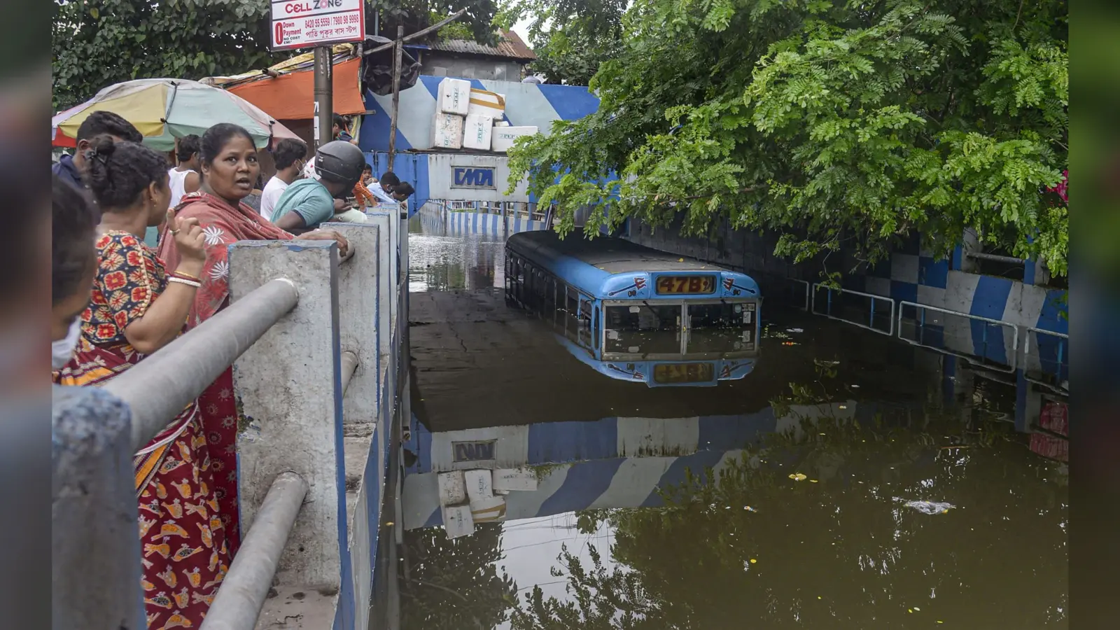Torrential in Bengal: मूसलाधार बारिश से बंगाल में बाढ़, भू-स्खलन, 13 लोगों की मौत