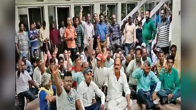 HEC रांची के कर्मियों का फूटा गुस्सा, अधिकारियों को बंधक बनाया तो CISF ने किया लाठीचार्ज, धरने पर बैठे कर्मी