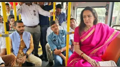 मथुराः सांसद हेमा मालिनी ने किया ई बस में सफर, यात्रियों से मांगे सुझाव