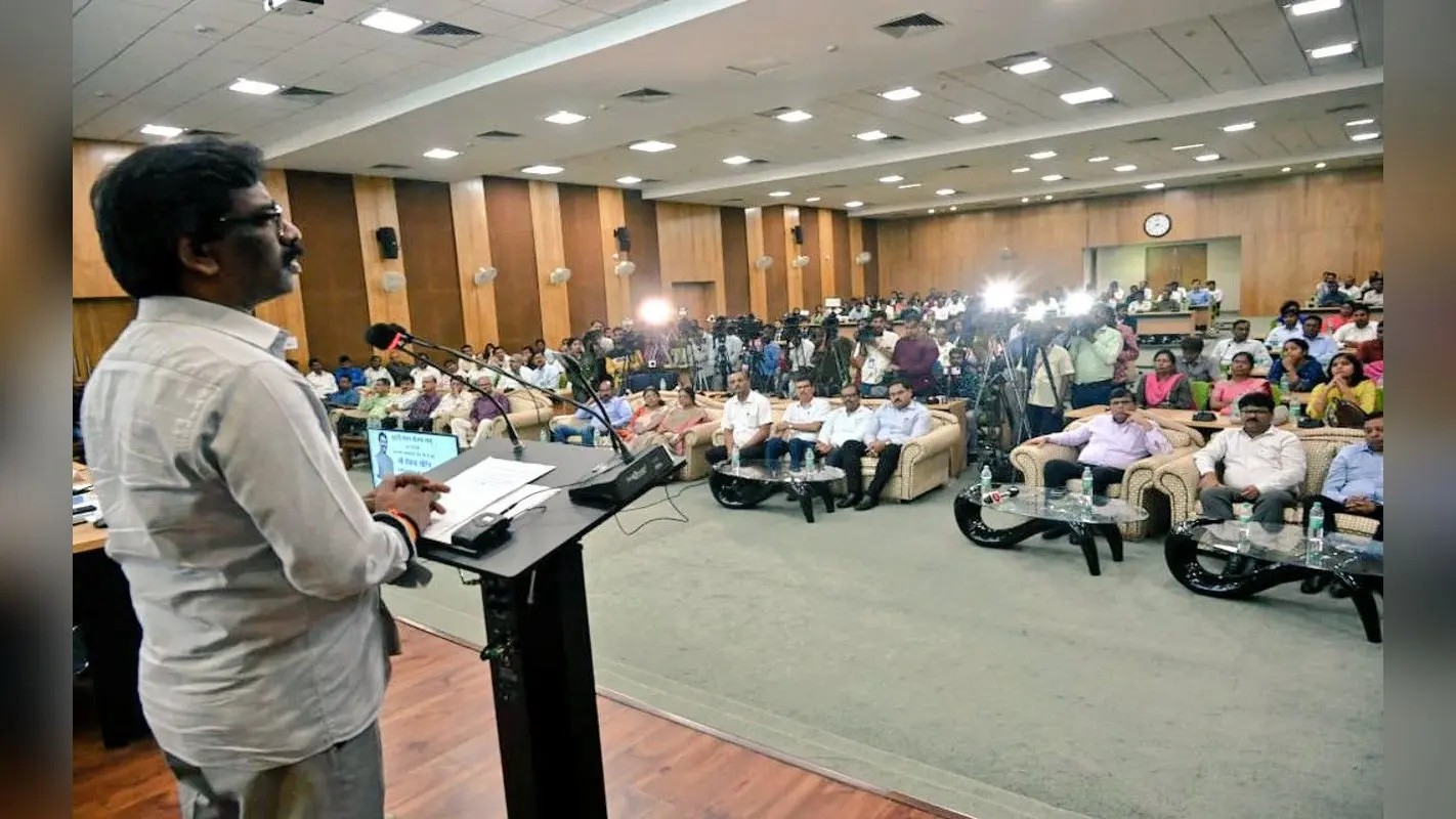 झारखंड में 2716 शिक्षकों की जल्द होगी नियुक्ति, CM हेमंत सोरेन ने की घोषणा, जानें अन्य महत्वपूर्ण बातें