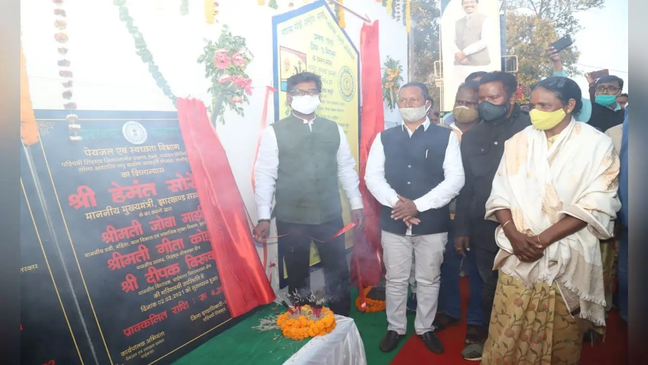 CM Hemant Soren: शहीद दिवस समारोह में टोंटो पहुंचे CM हेमंत सोरेन, 19 से अधिक योजनाओं का किया शिलान्यास और उद्घाटन