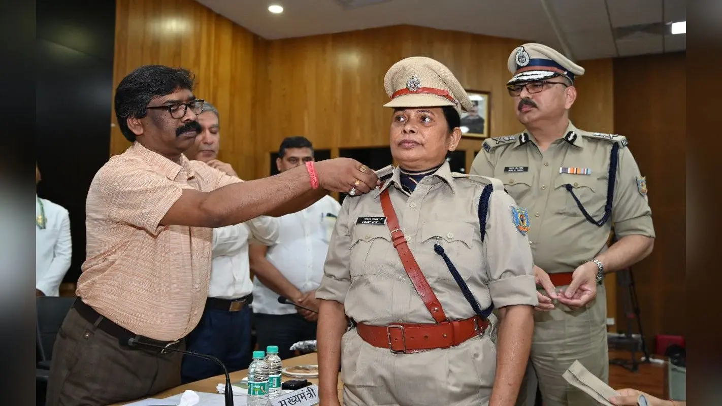 PHOTOS: हेमंत सोरेन ने 24 नये आईपीएस अधिकारियों को बैच लगाकर किया सम्मानित, बोले- कानून व्यवस्था होगी मजबूत