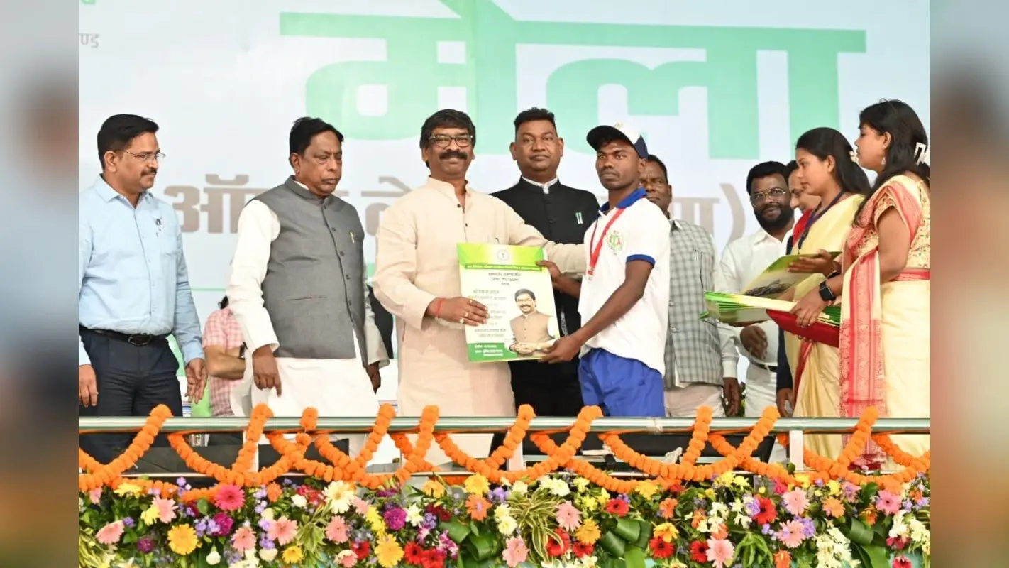 गणतंत्र दिवस के मौके पर सीएम हेमंत सोरेन ने राज्य की जनता से क्या कहा ? जानें उनके भाषण की 10 बड़ी बातें