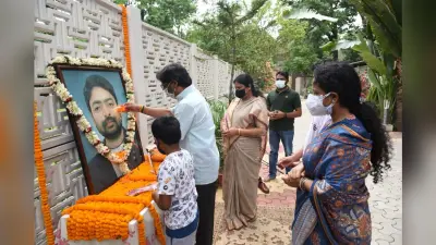 Durga Soren Death Anniversary 2021 : दुर्गा सोरेन की पुण्यतिथि पर सीएम हेमंत सोरेन ने दी श्रद्धांजलि, बोले-झारखंड आंदोलन में अहम भूमिका के लिए हमेशा किये जायेंगे याद