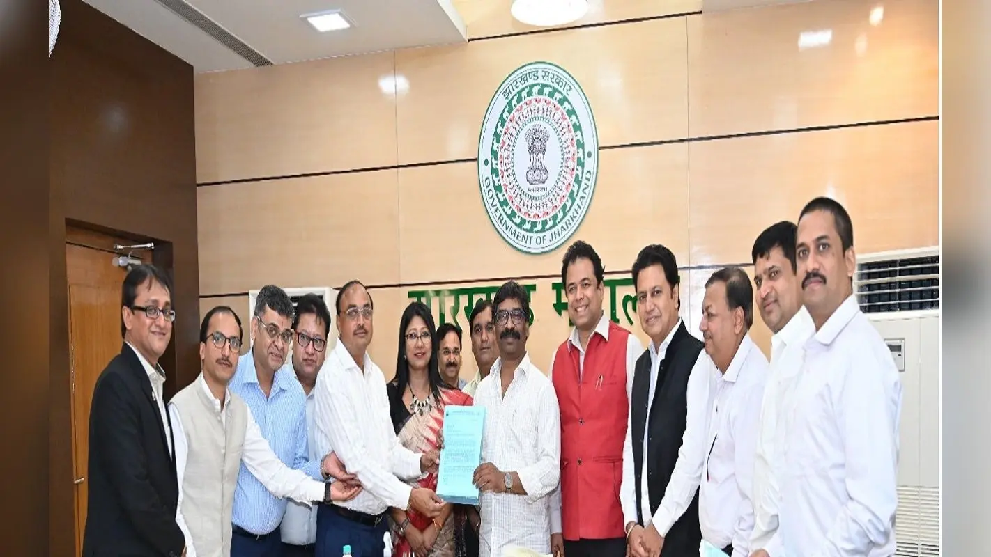 बिना नक्शा के बने भवनों को रेगुलराइज करने की मांग, सीएम हेमंत सोरेन ने झारखंड चैंबर को दिया ये आश्वासन