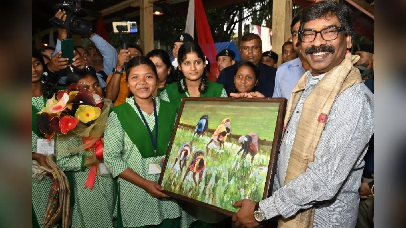 झारखंड: सीएम हेमंत सोरेन ने चाइल्ड आर्टिस्ट एग्जीबिशन का किया उद्घाटन, इस थीम पर बनायी गयी पेंटिंग को सराहा