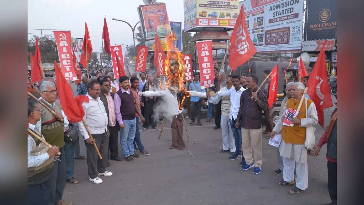 अमेरिका में हो रहे विरोध की आंच पहुंची कोलकाता, वामपंथी संगठन ने ट्रंप का पुतला फूंका