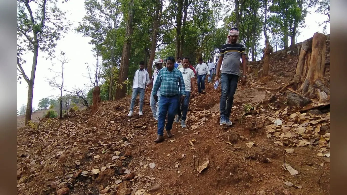 प्रभात खबर की पहल के बाद गुमला के हड़डुबा गांव में लगा जनता दरबार, आजादी के बाद पहली बार पहुंचा प्रशासन