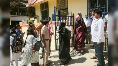 Karnataka : स्कूलों में जुमे की नमाज अदा करते नजर आए छात्र, वीडियो वायरल