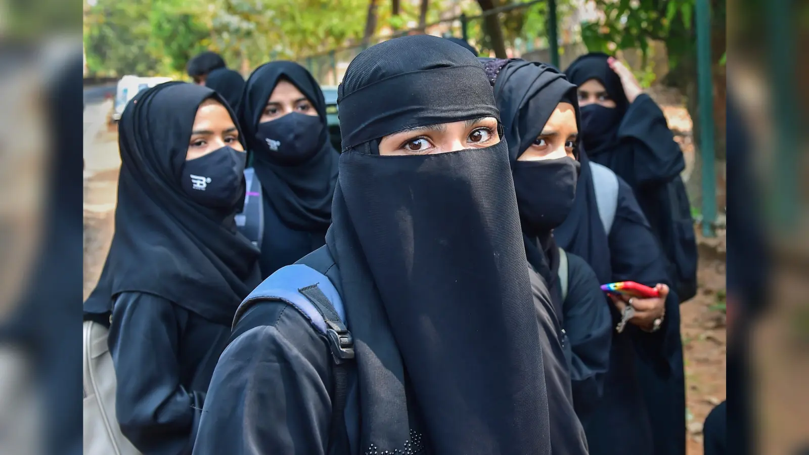 हिजाब विवाद कोर्ट तक ले जानें वाली याचिकाकर्ता के पिता और भाई पर हमला, हाजरा शिफा ने किया ये दावा