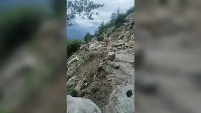 हिमाचल प्रदेश में भूस्खलन, टेंपो पर गिरी चट्टान, नौ की मौत, वीडियो वायरल