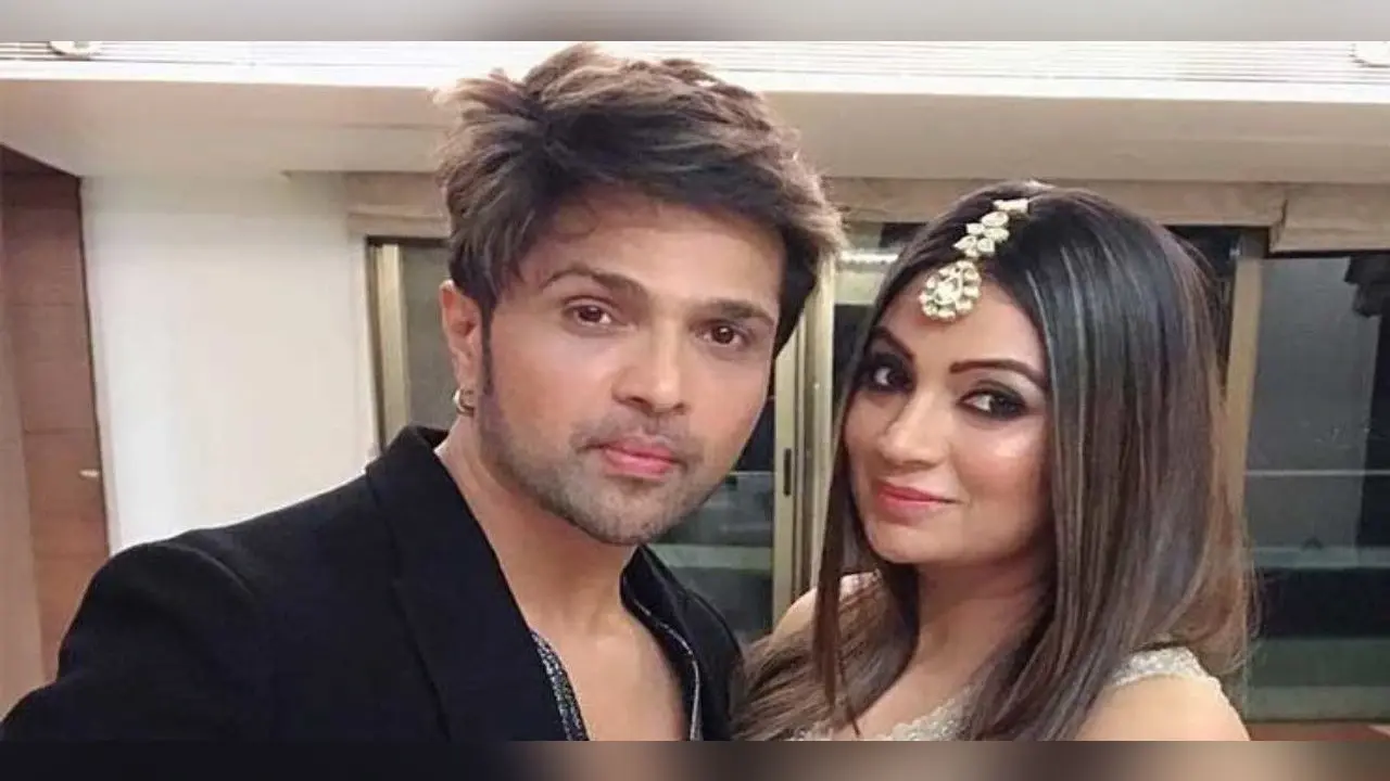 Himesh Reshammiya पत्नी संग पैपराजी को दे रहे थे पोज, फिर कुछ ऐसा हुआ जिसे लेकर ट्रोल हो गए सिंगर, VIDEO