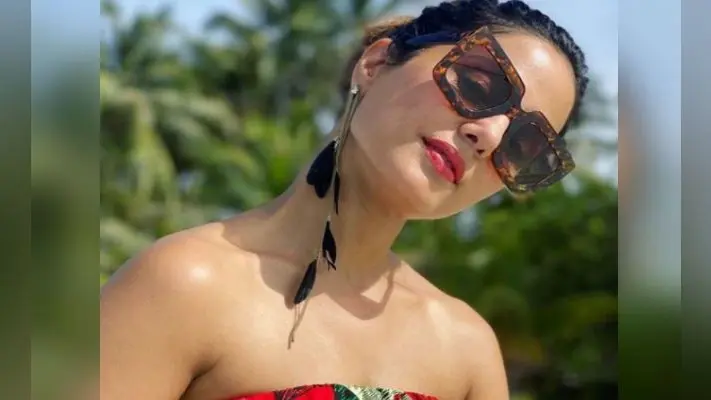 हिना खान का समंदर किनारे दिखा बोल्ड अंदाज, ‘तूफानी सीनियर’ का हॉट लुक सोशल मीडिया पर वायरल