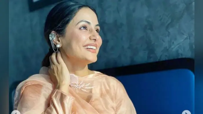 हिना खान की मुस्कुराहट पर फिदा हुए फैंस, तसवीर देख बोले- सादगी में ही खूबसूरती…