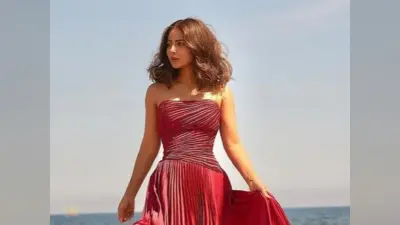Hina Khan At Cannes 2022: हिना खान का कांस से फर्स्ट लुक आया सामने, स्ट्रैपलेस गाउन में दिखी गॉर्जियस