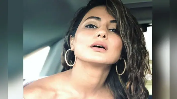 Hina Khan ने पिंक बिकिनी में लगाया हॉटनेस का तड़का, टीवी की संस्कारी बहू को देखकर यूजर बोले यहां कपड़े क्यों उतार . . .