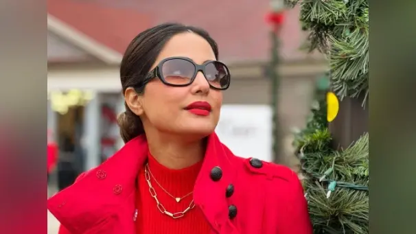 Hina Khan Photos: हिना खान ने रेड आउटफिट में बढ़ाया इंटरनेट का पारा, 2022 का किया खास तरीके से स्वागत