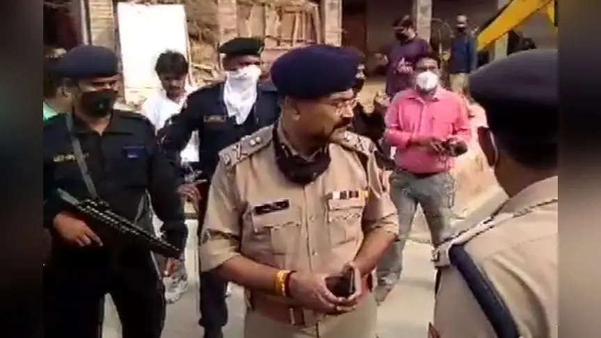 Kanpur Encounter : घटना के ठीक पहले हिस्ट्रीशीटर विकास दुबे के संपर्क में थे तीन पुलिसकर्मी, एसएसपी ने किया सस्पेंड…