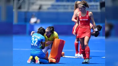 ब्रिटेन से मिली हार ने खिलाड़ियों का तोड़ा दिल, हार के बाद मैदान पर ही फूट-फूट कर रोने लगीं सविता पूनिया