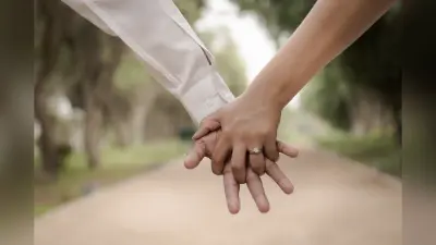 मेरा हाथ थामे चलना तुम (कविता)