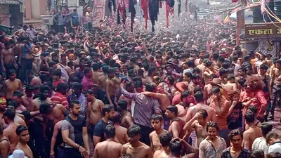 प्रयागराज की विश्व प्रसिद्ध ‘कपड़ा फाड़ होली’ में खूब उड़ा गुलाल, बुलडोजर बाबा के गाने पर जमकर थिरके युवा