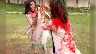 Holi 2023: होली पर क्यों पहनते हैं सफेद रंग के कपड़े? कारण और महत्व जानें