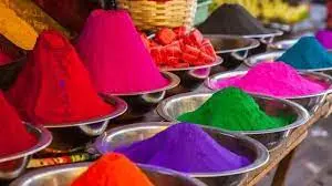 Holi 2021 : रंगों के त्योहार होली को लेकर लोगों में उत्साह, बाजारों में ऐसी है रौनक, होली में सड़कों पर नहीं कर सकेंगे हुड़दंग
