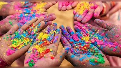 Holi: ग्रहों से शुभ फल पाने के लिए राशि अनुसार इन रंगों से खेलें होली, जानें कौन सा रंग है आपके लिए लकी