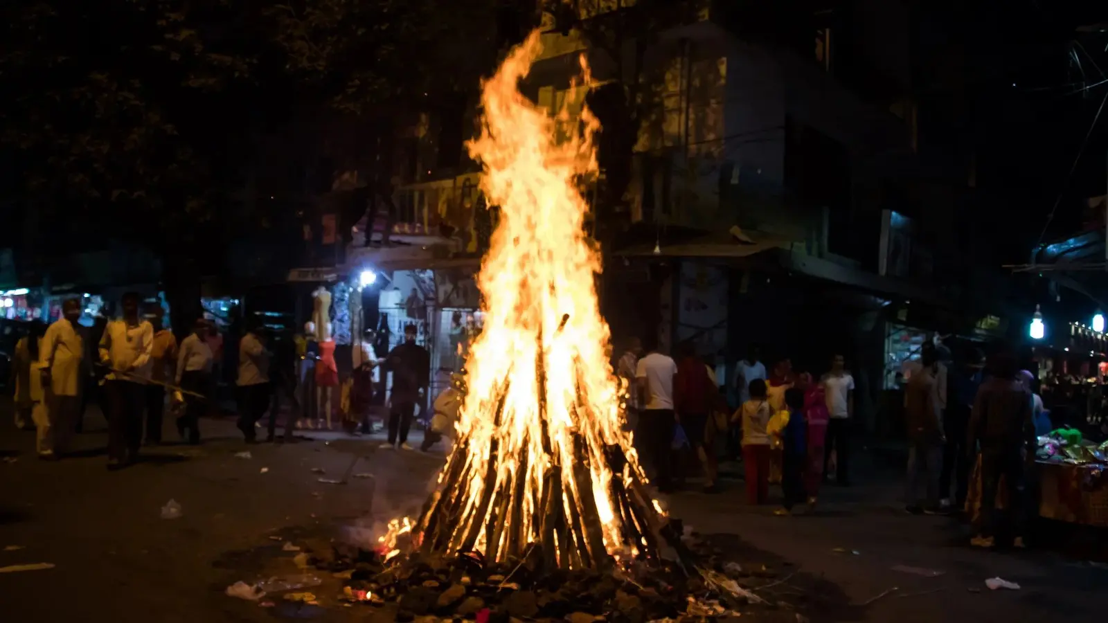 Holika Dahan 2024: होलिका दहन पर रहेगा भद्रा का साया, जानें होलिका जलाने का सही समय