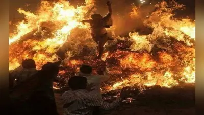 मथुरा के फालेन गांव का होलिका दहन, जहां हर साल आग की मोटी धधकती लपटों को चीरकर बाहर निकलते हैं पंडा
