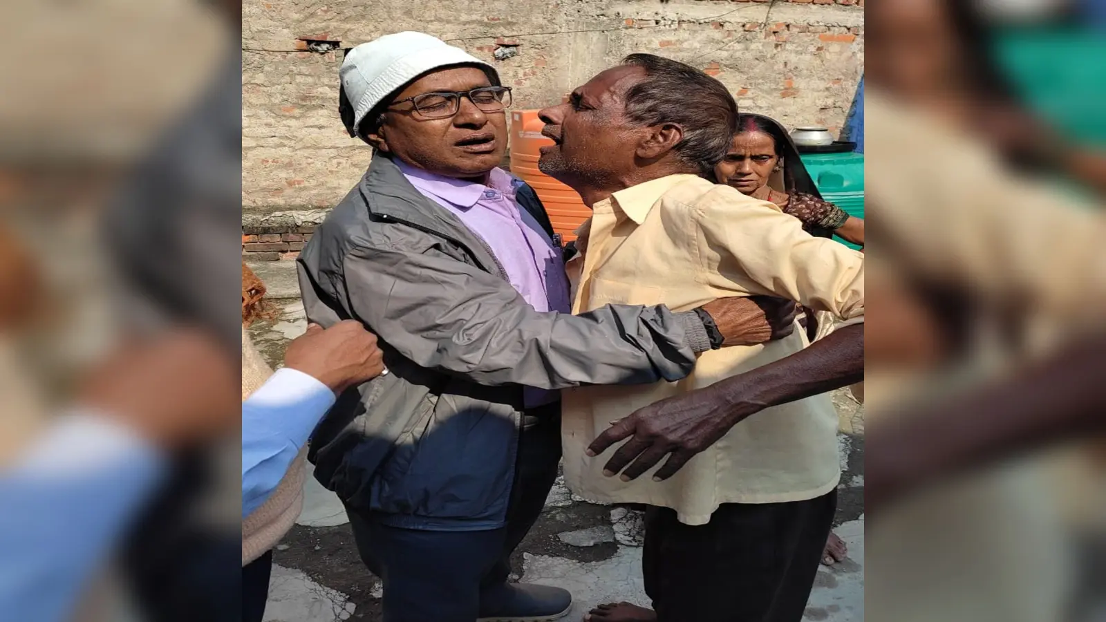 गोमिया के होसिर हाईस्कूल के रिटायर प्राचार्य से मिलने पहुंचे विद्यालय सचिव, स्थिति देख निकले आंसू