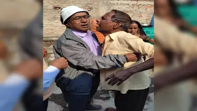 गोमिया के होसिर हाईस्कूल के रिटायर प्राचार्य से मिलने पहुंचे विद्यालय सचिव, स्थिति देख निकले आंसू