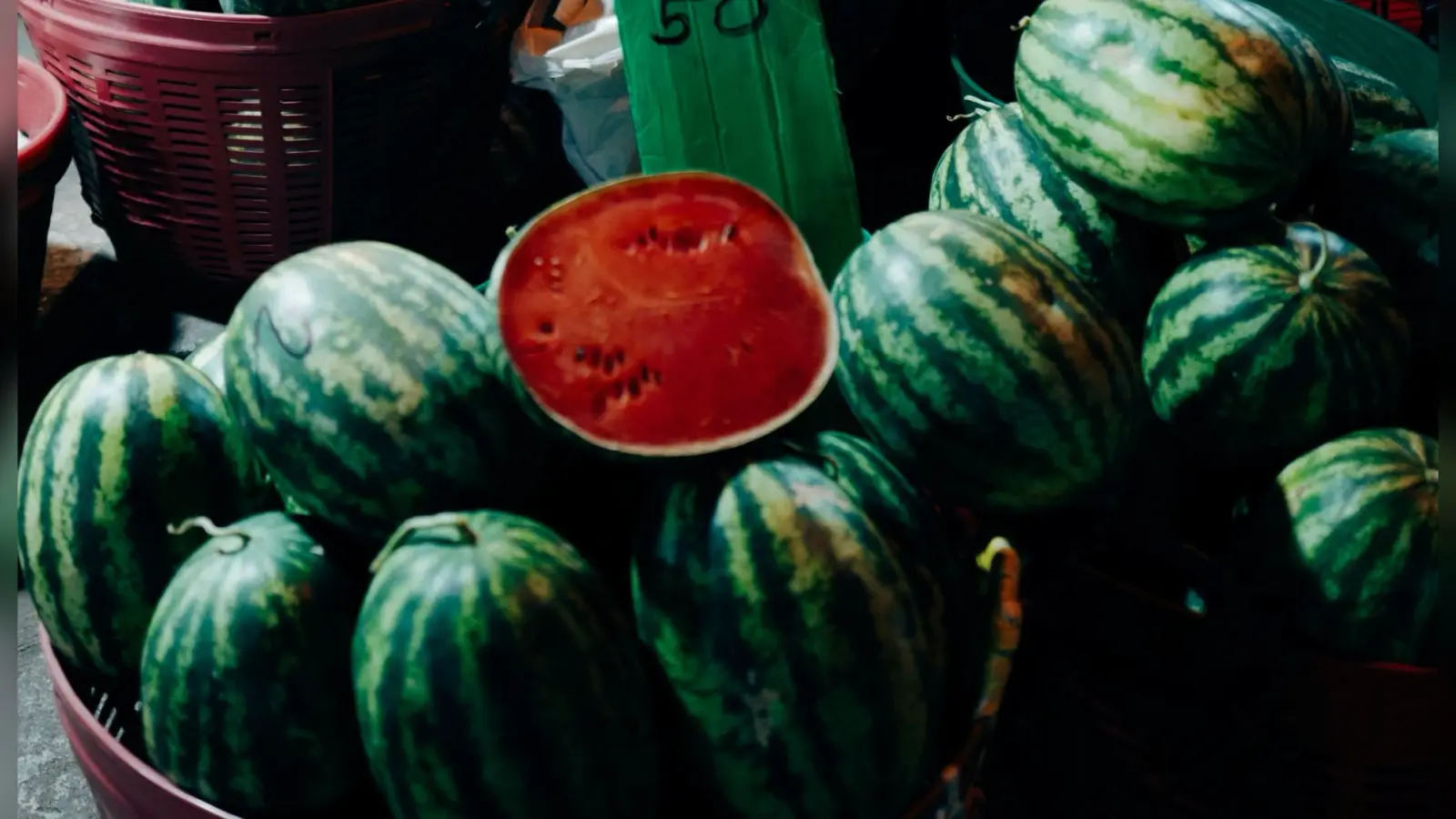 Watermelon Health Risks: रंग और वजन से ऐसे करें असली-नकली तरबूज की पहचान, लापरवाही से घर दस्तक दे सकती है ये बीमारी