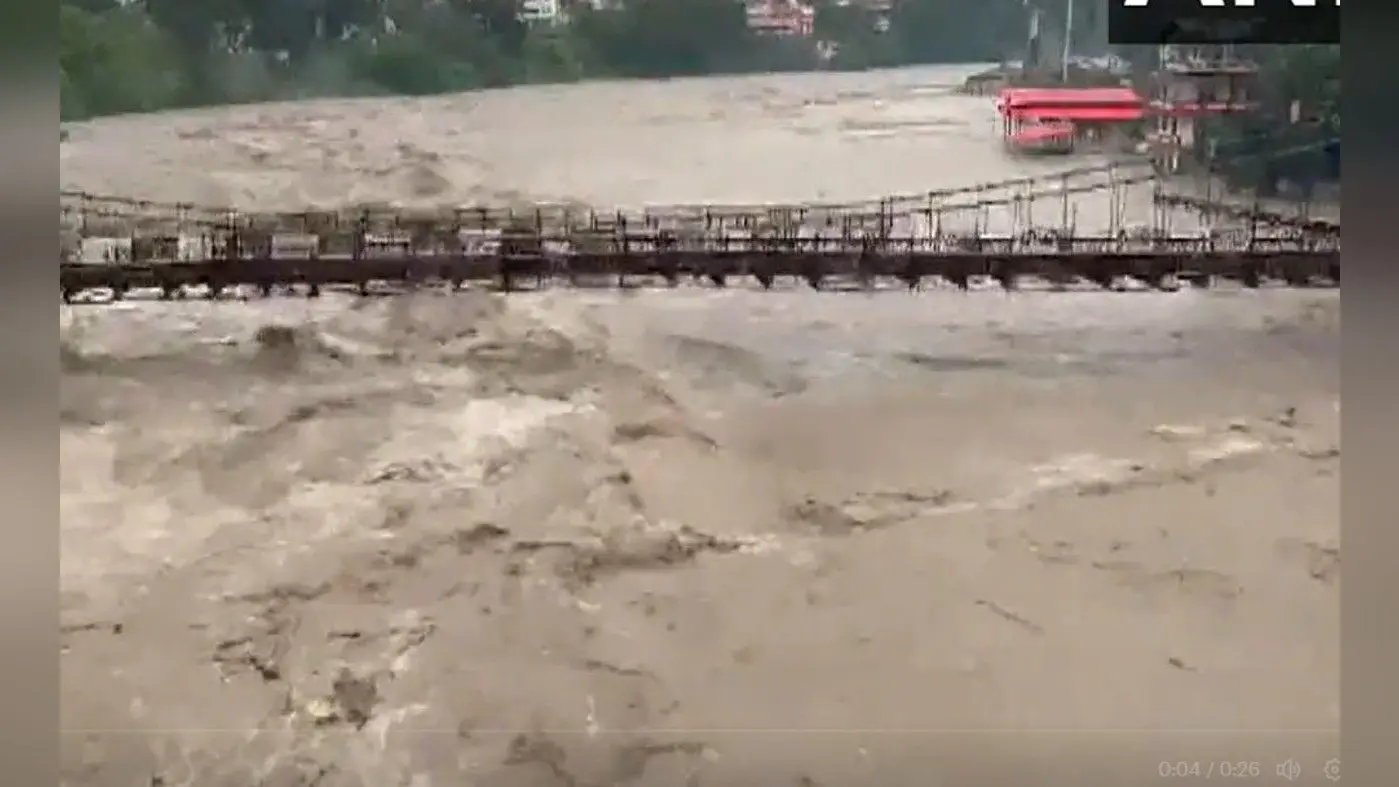 Himachal Pradesh Weather: हिमाचल प्रदेश में भारी बारिश से मची तबाही, पुल बहे, स्कूलों को किया गया बंद, VIDEO