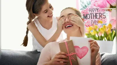Mother’s Day 2021: इस मदर्स डे अपनी मां को ऐसे करवाएं स्पेशल फील, उन्हें पसंद आ सकते हैं ये खास Gift Items