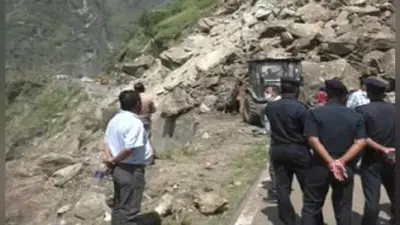 हिमाचल प्रदेश में फिर लैंड स्लाइड, टला बड़ा हादसा, नेशनल हाईवे पर यातायात प्रभावित
