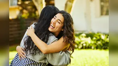 विंक गर्ल प्रिया प्रकाश वारियर की लेटेस्ट फोटोज ने बढ़ाई फैंस की धड़कनें, ब्लैक डीप नेक ड्रेस में एक्ट्रेस दिखी बेहद ग्लैमरस