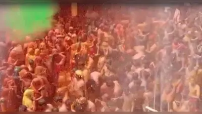 Mathura News: होली के बाद दाऊजी के हुरंगा में झूमे भक्त, रंग और गुलाल से सतरंगी हुआ आसमान