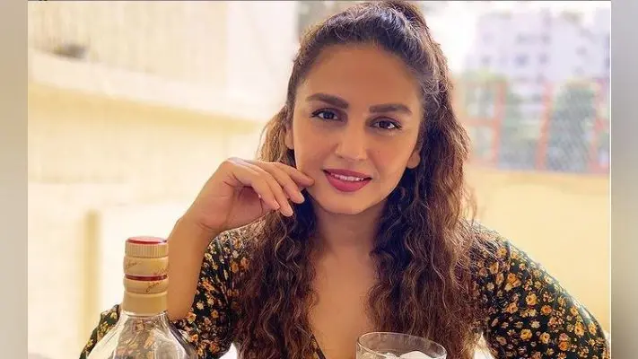 शराब के साथ फोटो अपलोड कर ट्रोल हुईं हुमा कुरैशी, लोगों ने कमेंट में लिखा,’ ये एड आप…’