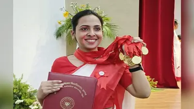 आगरा: DBRAU की गोल्डन गर्ल को राज्यपाल से मिला मेडल, मार्कशीट के लिए फिर भी लगाने होंगे चक्कर
