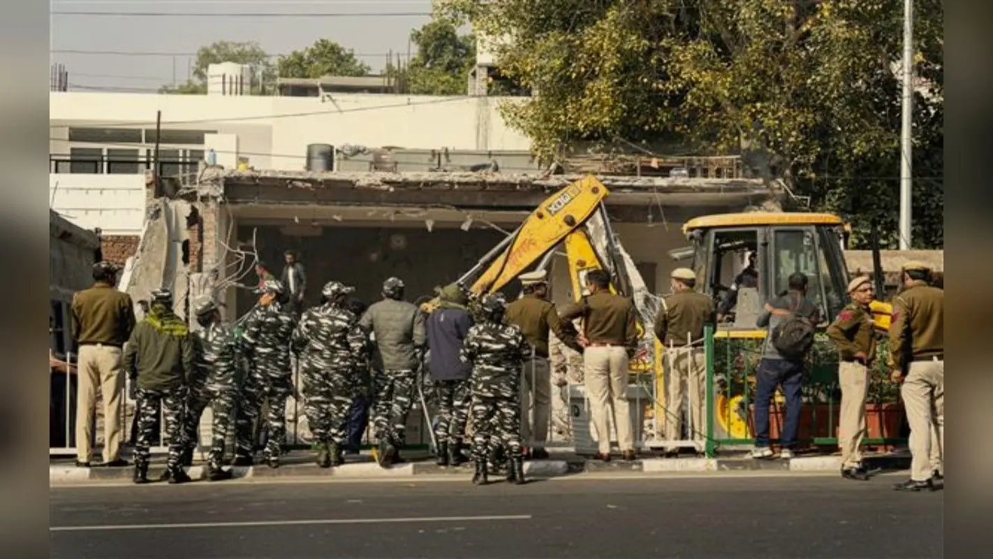 Delhi PWD: दिल्ली में कड़ी सुरक्षा के बीच फुटपाथ पर बने धार्मिक ढांचे तोड़े गये