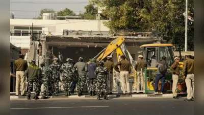 Delhi PWD: दिल्ली में कड़ी सुरक्षा के बीच फुटपाथ पर बने धार्मिक ढांचे तोड़े गये