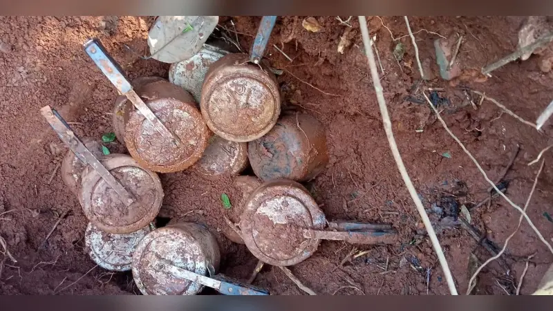 Jharkhand Naxal News: भाकपा माओवादियों के खिलाफ मिली बड़ी कामयाबी, सरायकेला में 15 IED बम बरामद